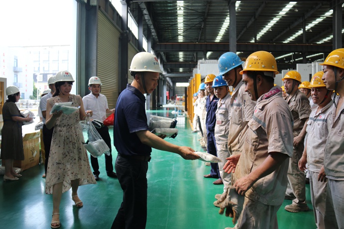 南昌市政建設(shè)集團(tuán)開(kāi)展防暑降溫慰問(wèn)一線(xiàn)職工民工兄弟6912.jpg