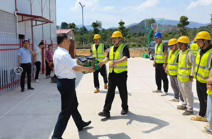 南昌市政建設(shè)集團(tuán)徐旭前往綠色建材科技產(chǎn)業(yè)園項(xiàng)目一線(xiàn)送清涼
