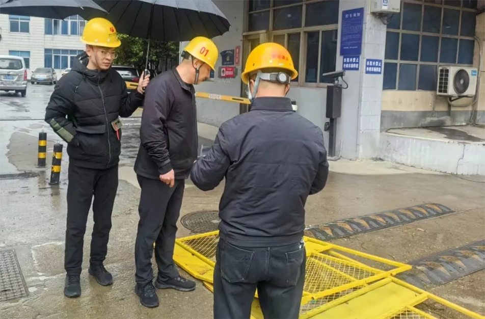 徐旭調(diào)研南昌縣小藍(lán)大道、青云譜污水接駁工程｜施工進(jìn)度與安全文明管理